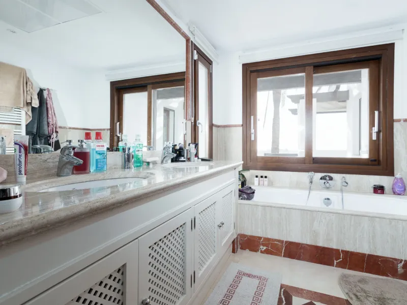 3-4 bedroom corner townhouse in the gated complex of Mirador del Paraiso