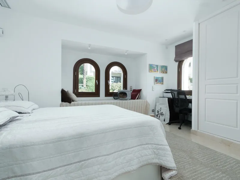 3-4 bedroom corner townhouse in the gated complex of Mirador del Paraiso