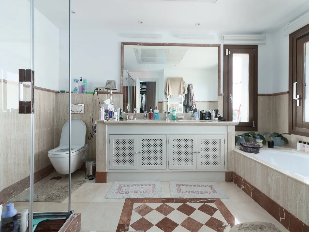 3-4 bedroom corner townhouse in the gated complex of Mirador del Paraiso