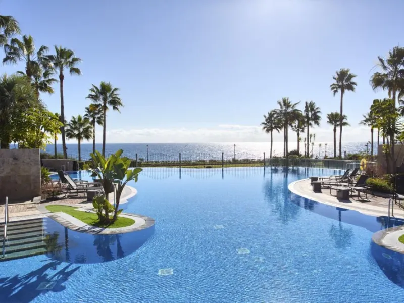 Beachfront Elegance on the New Golden Mile – Stylish 2-Bedroom Apartment in Mar Azul, Estepona