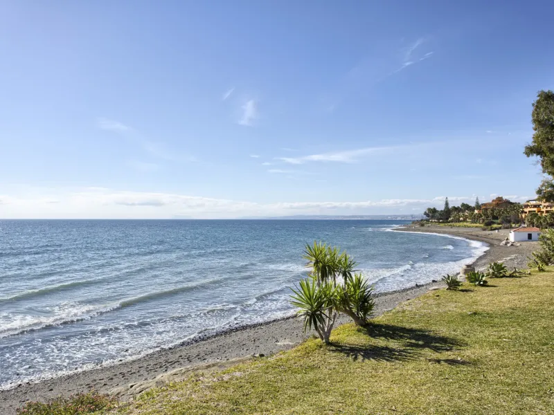 Beachfront Elegance on the New Golden Mile – Stylish 2-Bedroom Apartment in Mar Azul, Estepona