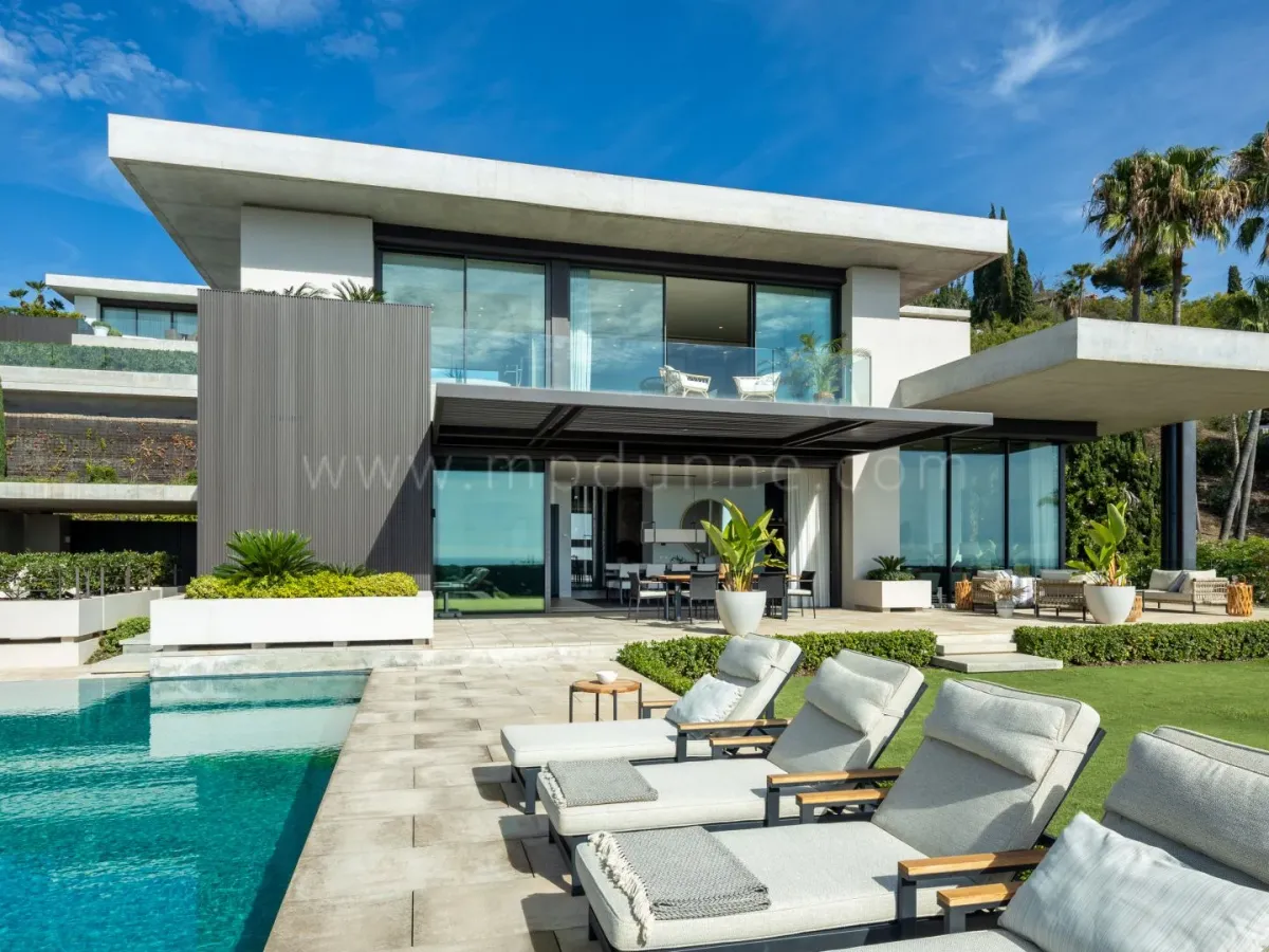 Luxury Villa with Panoramic Views in La Quinta