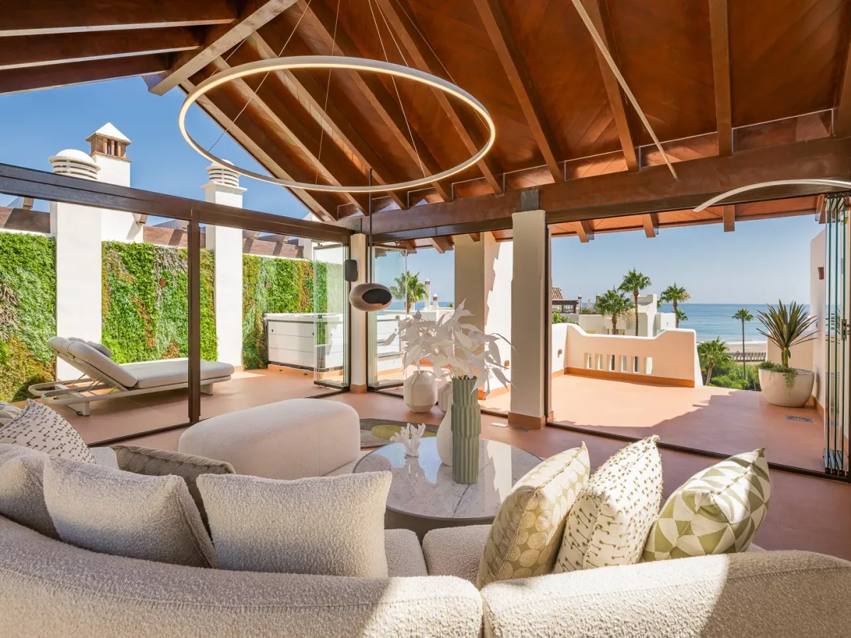 Exquisite duplex penthouse front line to the beach near Estepona town!