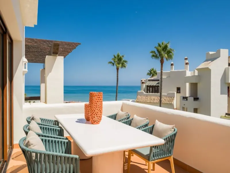 Exquisite duplex penthouse front line to the beach near Estepona town!