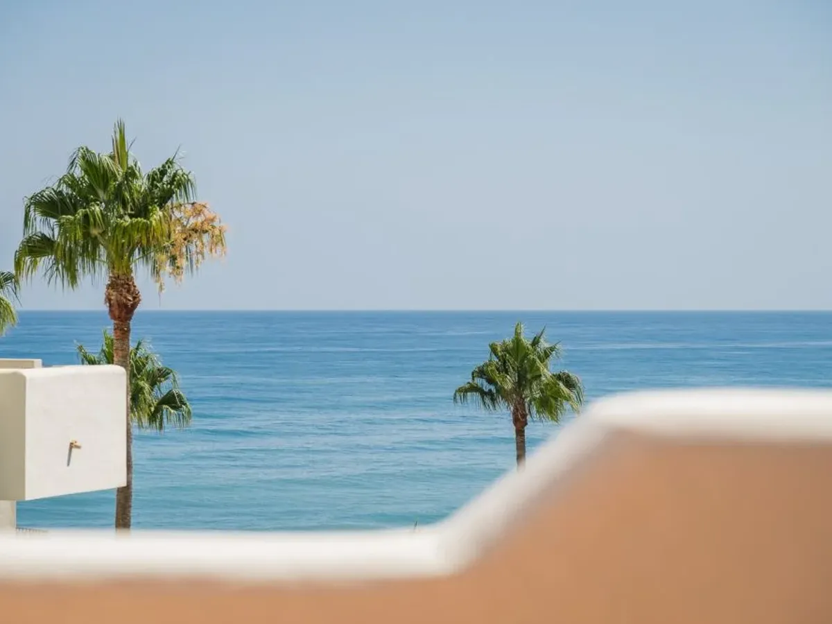 Exquisite duplex penthouse front line to the beach near Estepona town!
