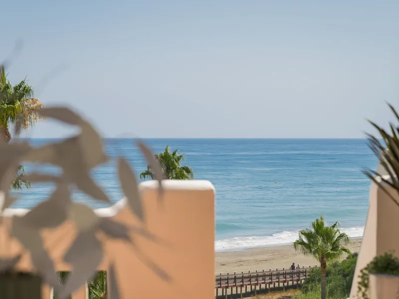 Exquisite duplex penthouse front line to the beach near Estepona town!