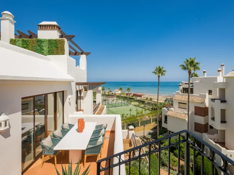 Exquisite duplex penthouse front line to the beach near Estepona town!