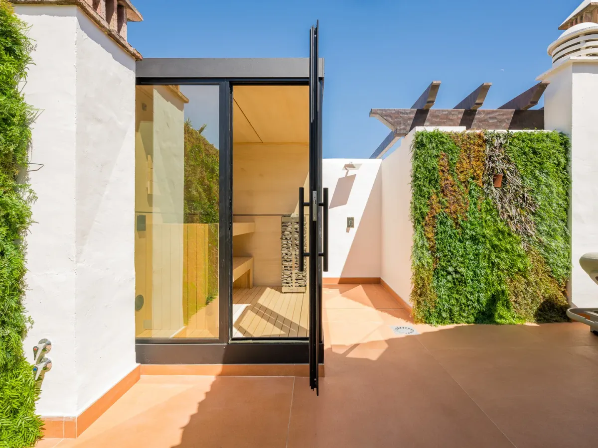 Exquisite duplex penthouse front line to the beach near Estepona town!