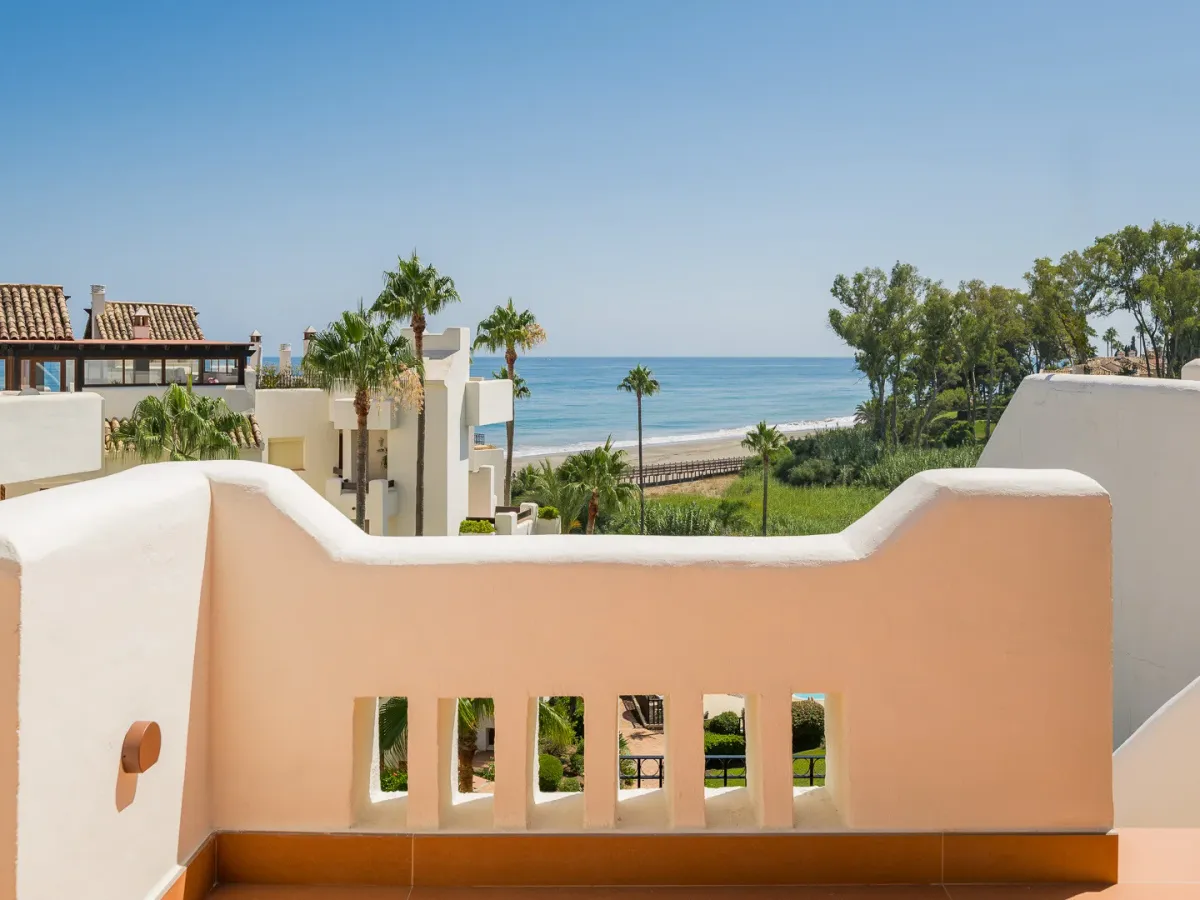 Exquisite duplex penthouse front line to the beach near Estepona town!