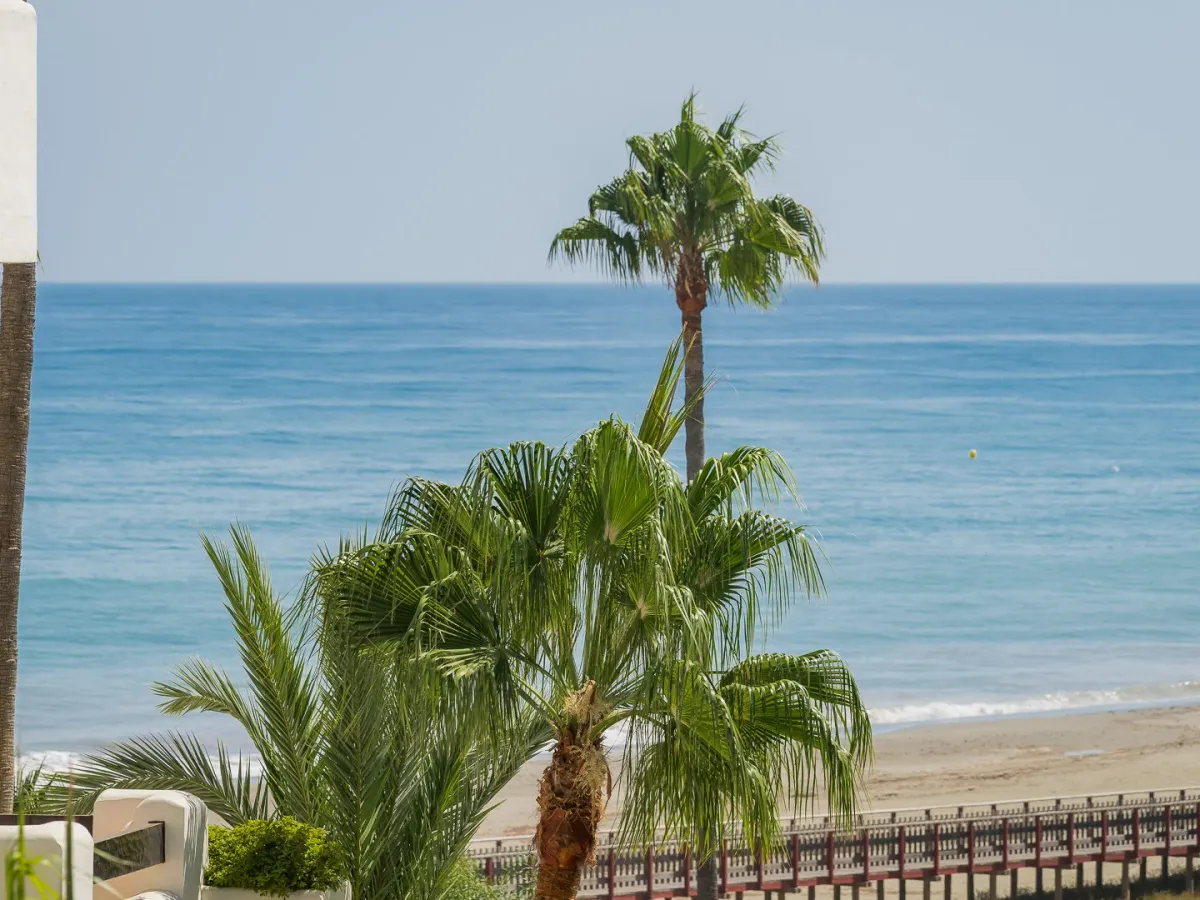 Exquisite duplex penthouse front line to the beach near Estepona town!