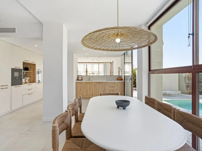 Stunning, five bedroom corner townhouse, located in the gated community of Urb. Riviera Beach in Cancelada