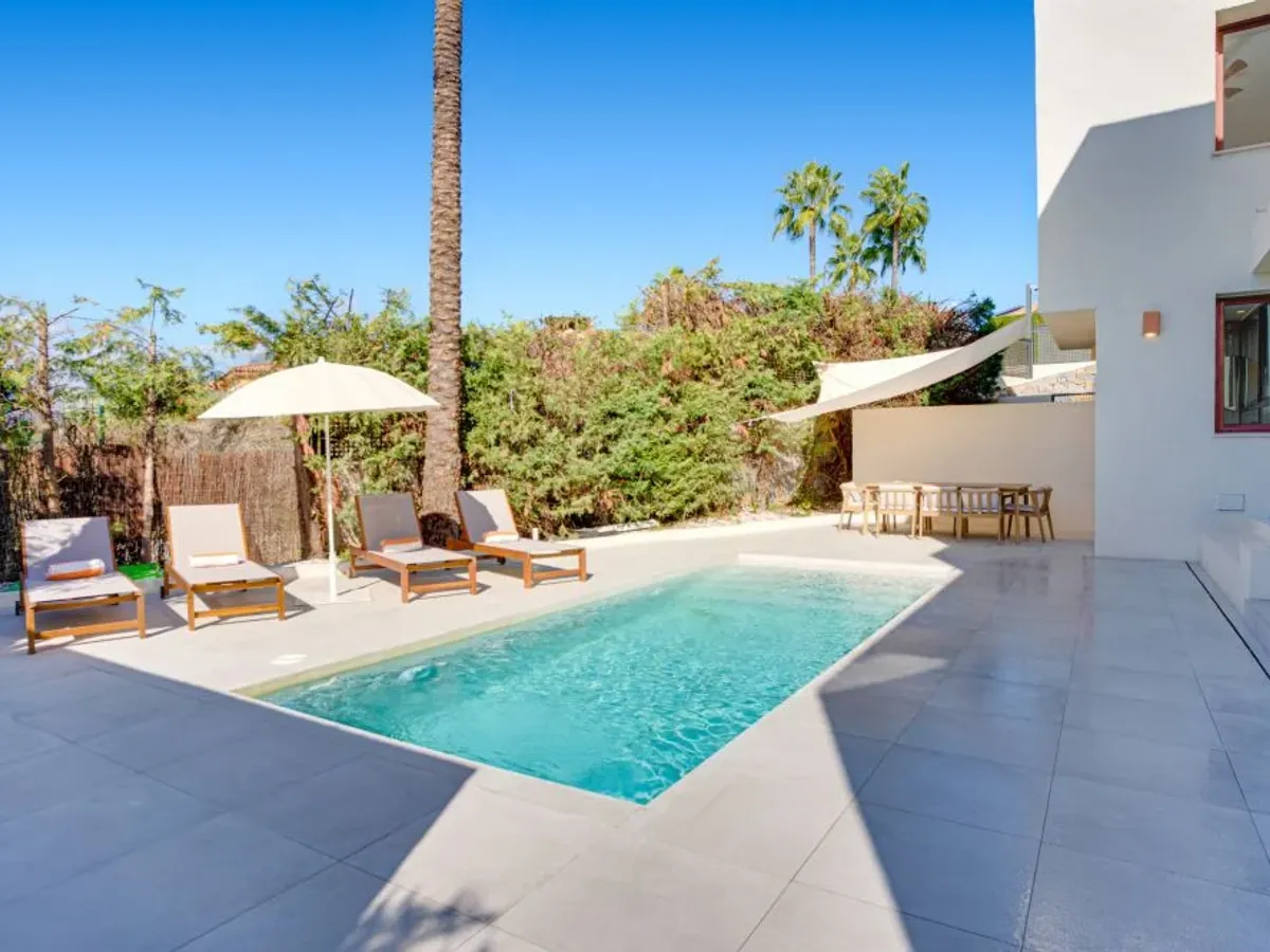 Stunning, five bedroom corner townhouse, located in the gated community of Urb. Riviera Beach in Cancelada