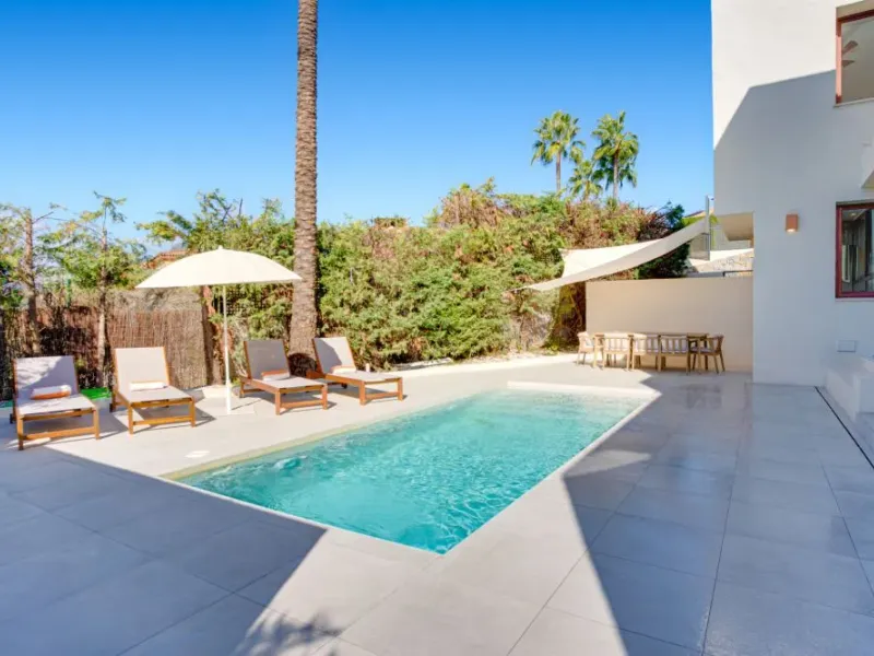 Stunning, five bedroom corner townhouse, located in the gated community of Urb. Riviera Beach in Cancelada