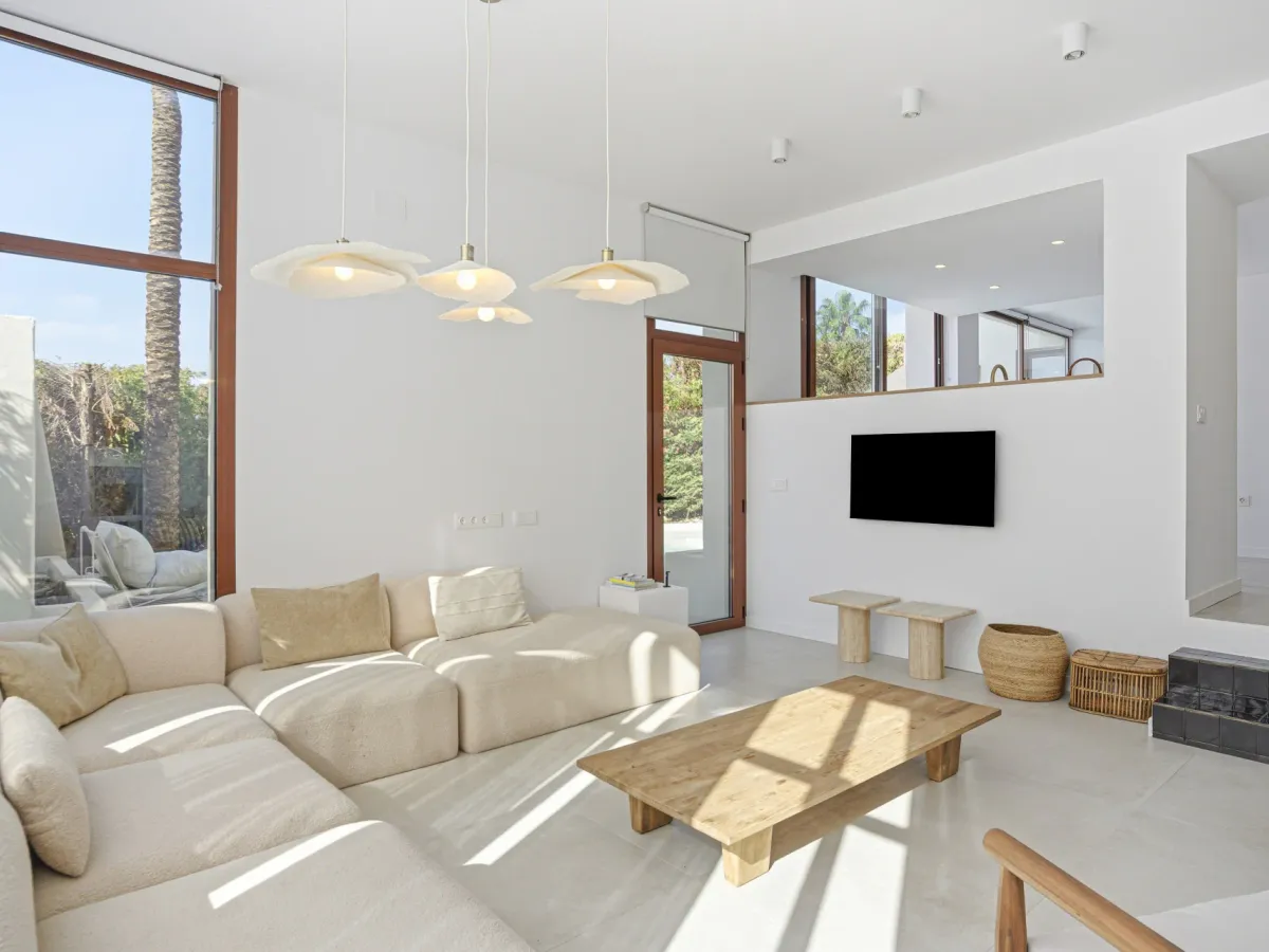 Stunning, five bedroom corner townhouse, located in the gated community of Urb. Riviera Beach in Cancelada