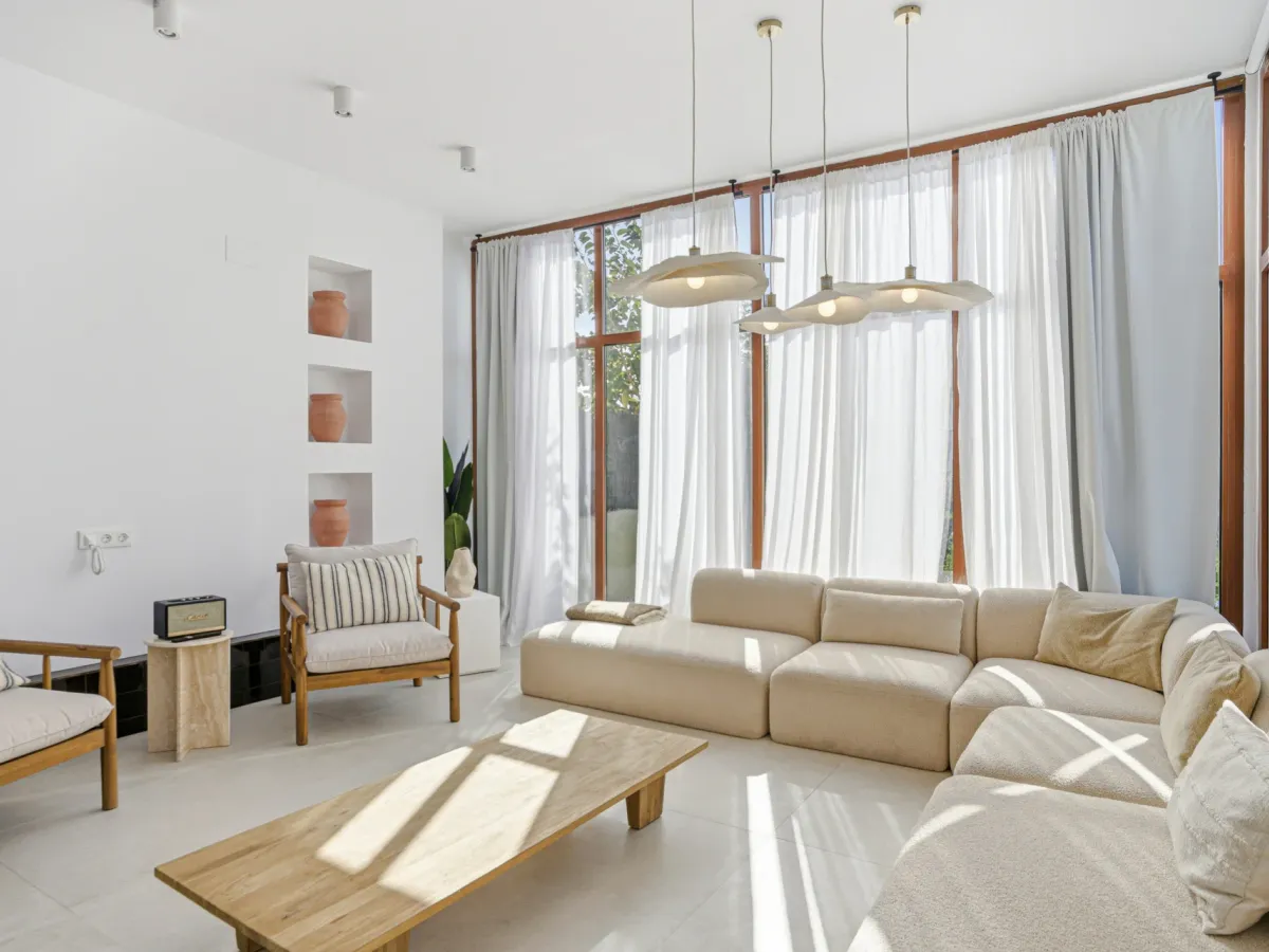 Stunning, five bedroom corner townhouse, located in the gated community of Urb. Riviera Beach in Cancelada