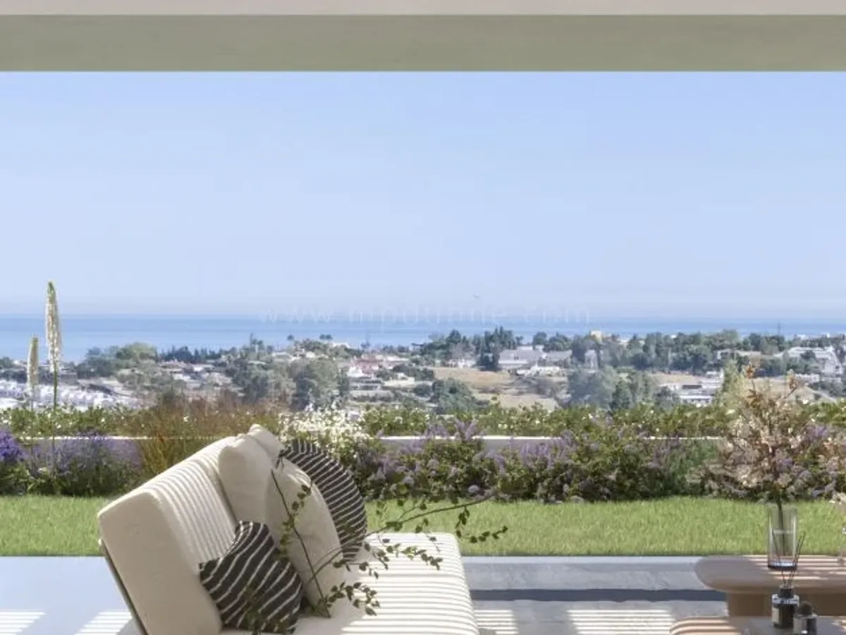 Luxury Two-Level Penthouse with Private Solarium Pool in Benahavís