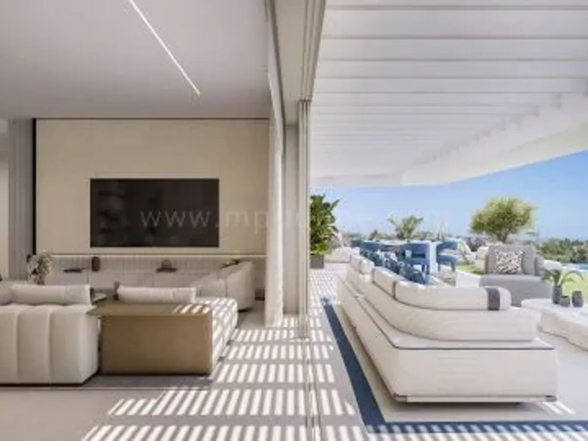 Luxury Two-Level Penthouse with Private Solarium Pool in Benahavís