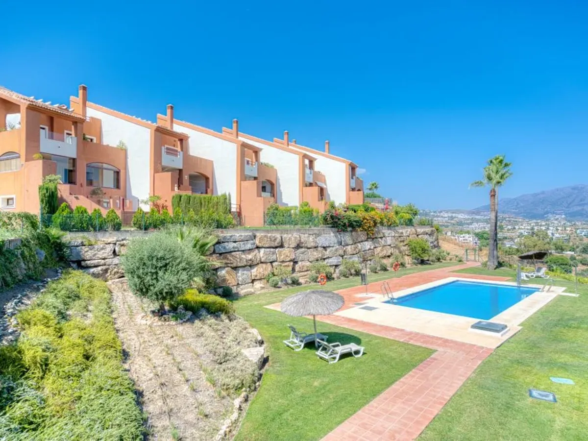 South-Facing Townhouse with Stunning Sea Views in Los Jaralillos, El Paraíso, Benahavís