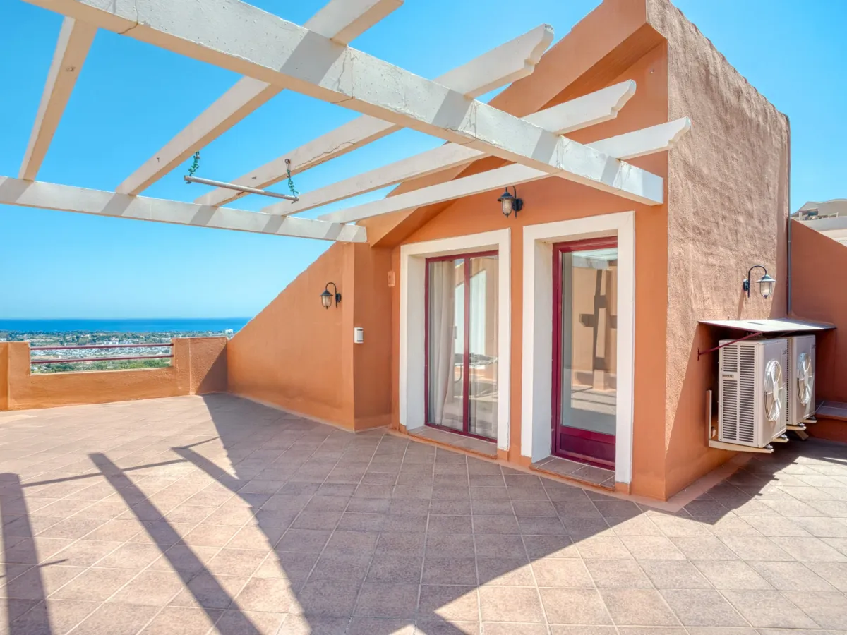 South-Facing Townhouse with Stunning Sea Views in Los Jaralillos, El Paraíso, Benahavís