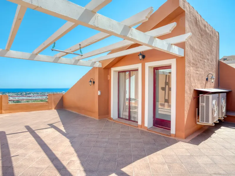 South-Facing Townhouse with Stunning Sea Views in Los Jaralillos, El Paraíso, Benahavís