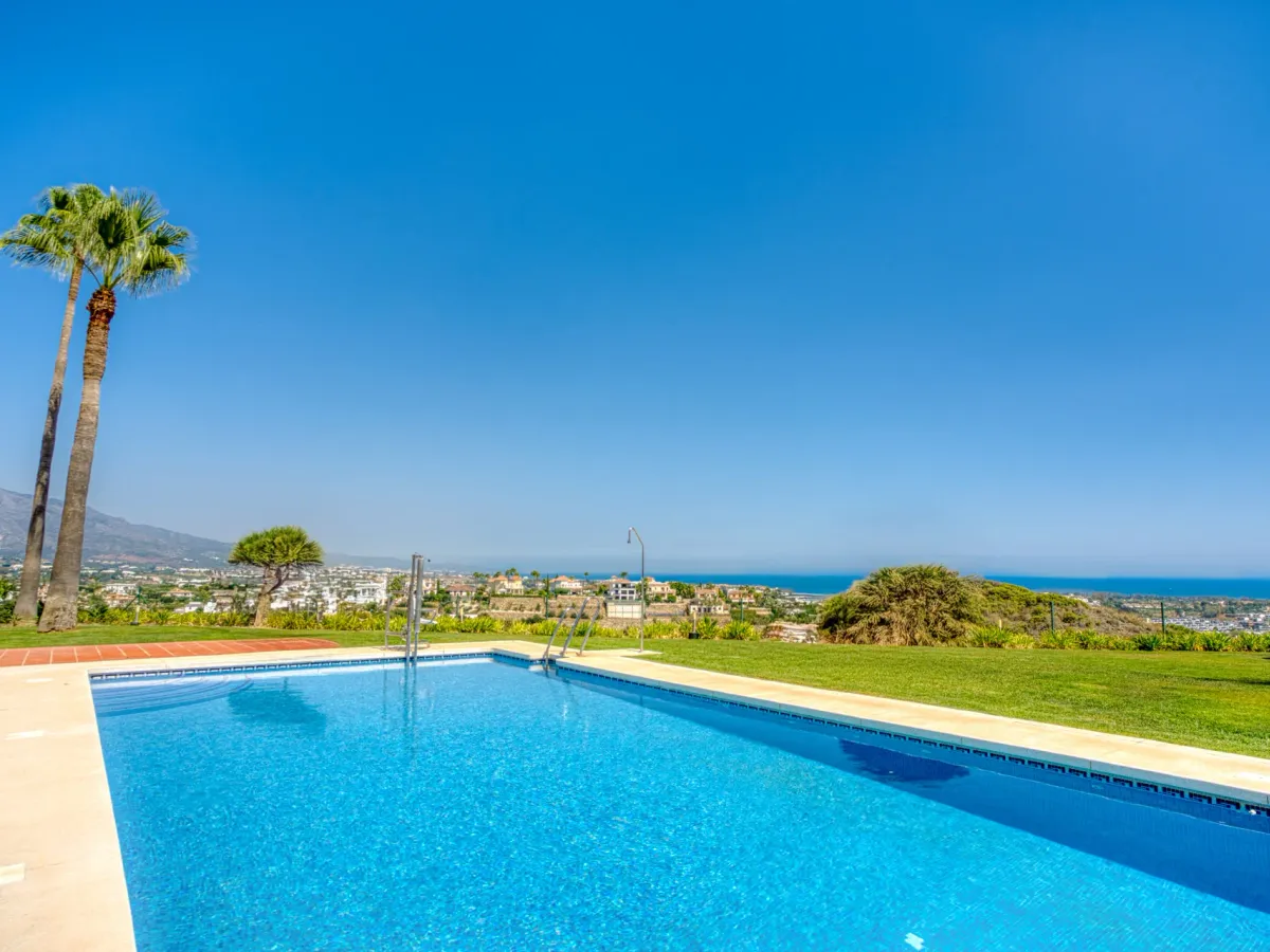 South-Facing Townhouse with Stunning Sea Views in Los Jaralillos, El Paraíso, Benahavís