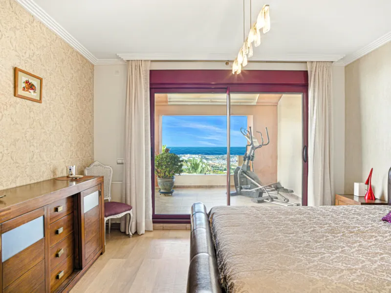 South-Facing Townhouse with Stunning Sea Views in Los Jaralillos, El Paraíso, Benahavís