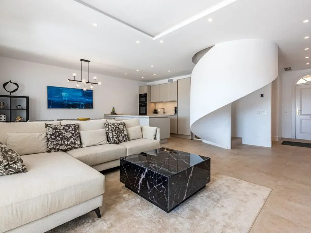 Panoramic Views & Luxury Living in Aloha Gardens, Nueva Andalucía