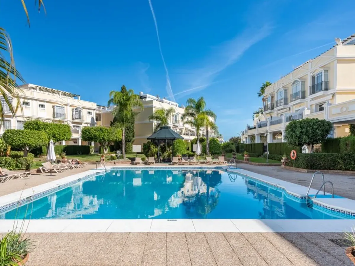 Panoramic Views & Luxury Living in Aloha Gardens, Nueva Andalucía