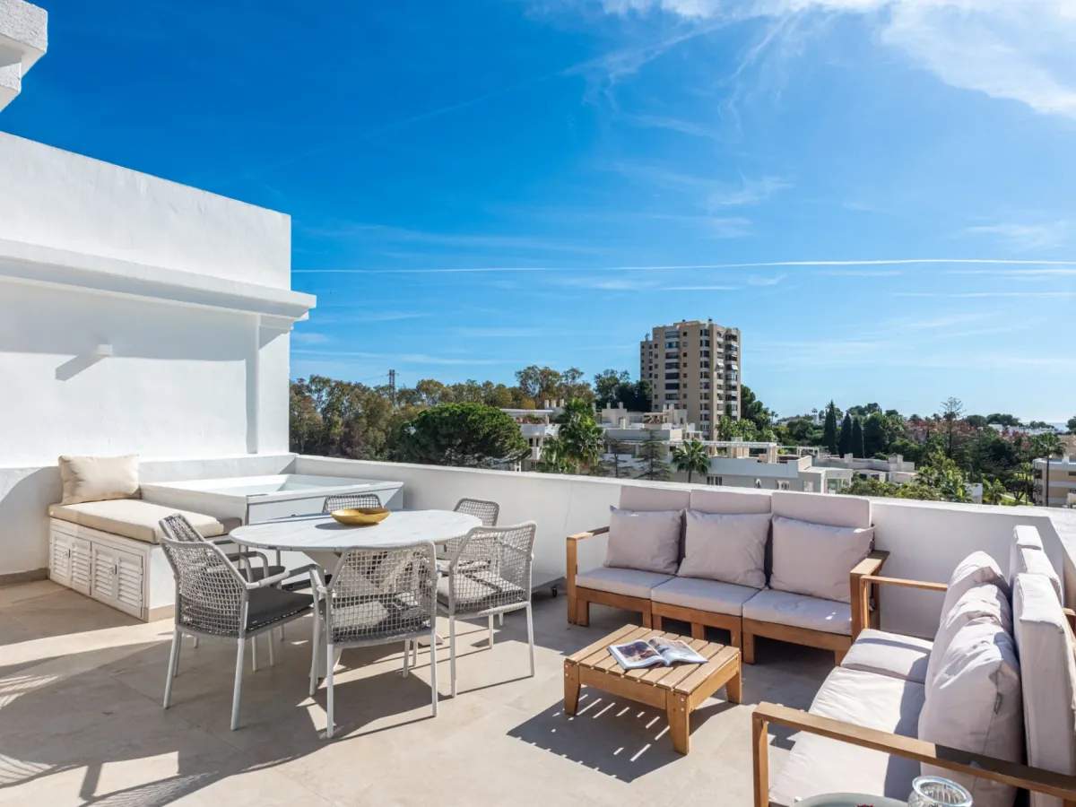 Panoramic Views & Luxury Living in Aloha Gardens, Nueva Andalucía