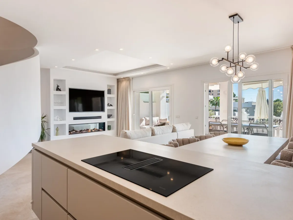 Panoramic Views & Luxury Living in Aloha Gardens, Nueva Andalucía