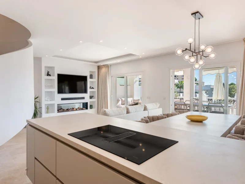 Panoramic Views & Luxury Living in Aloha Gardens, Nueva Andalucía