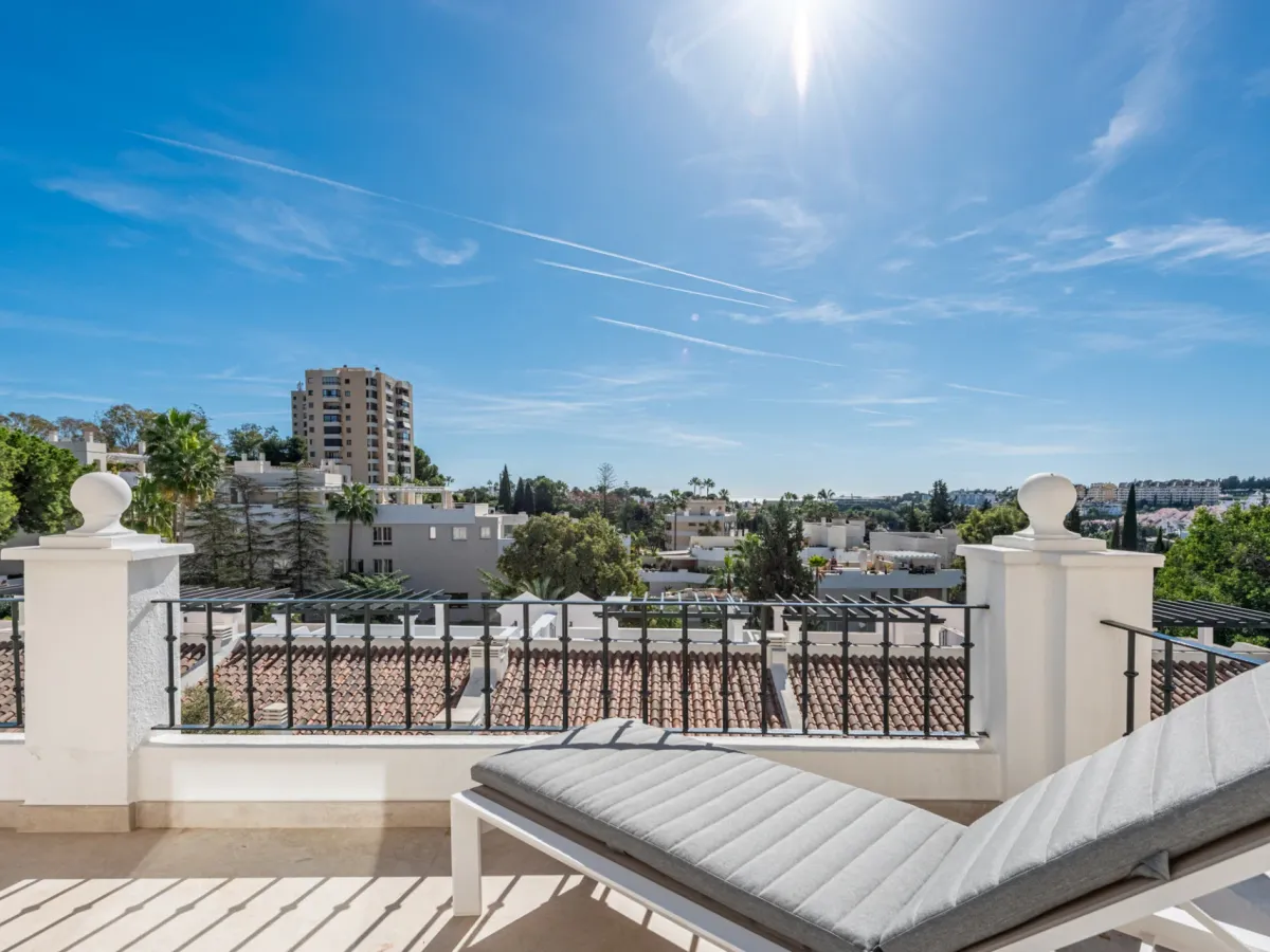 Panoramic Views & Luxury Living in Aloha Gardens, Nueva Andalucía