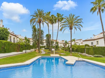 Wonderful three bedroom townhouse with sea views, located in Bel Air, Estepona