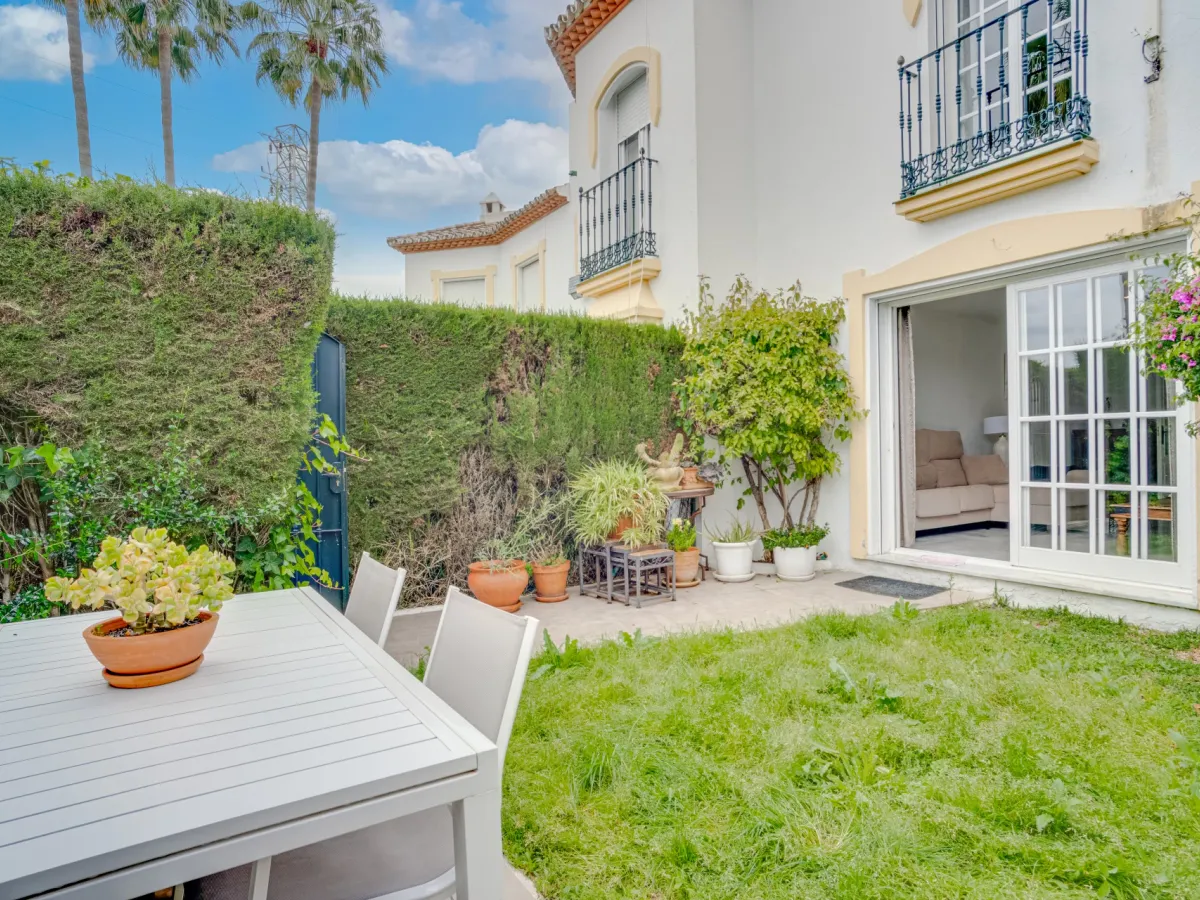 Wonderful three bedroom townhouse with sea views, located in Bel Air, Estepona