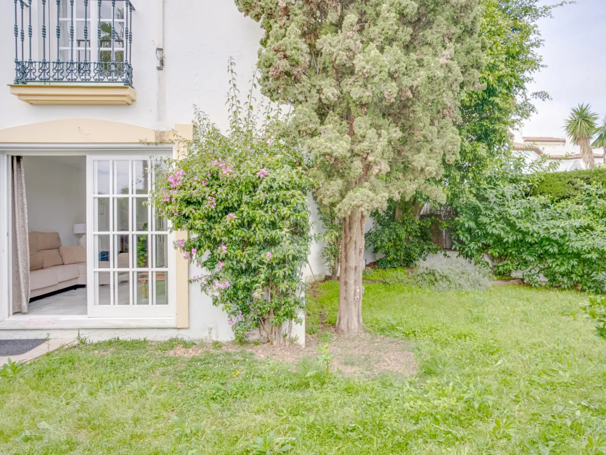 Wonderful three bedroom townhouse with sea views, located in Bel Air, Estepona