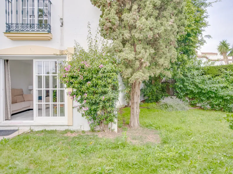 Wonderful three bedroom townhouse with sea views, located in Bel Air, Estepona