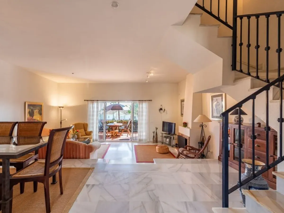 Bright South-Facing Townhouse in Monte Biarritz — Walk to the Beach and Amenities