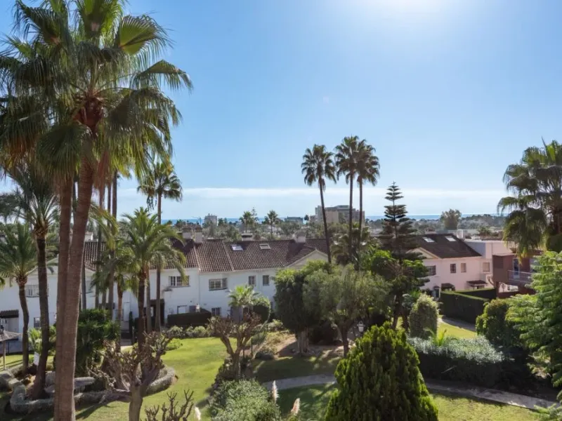 Bright South-Facing Townhouse in Monte Biarritz — Walk to the Beach and Amenities