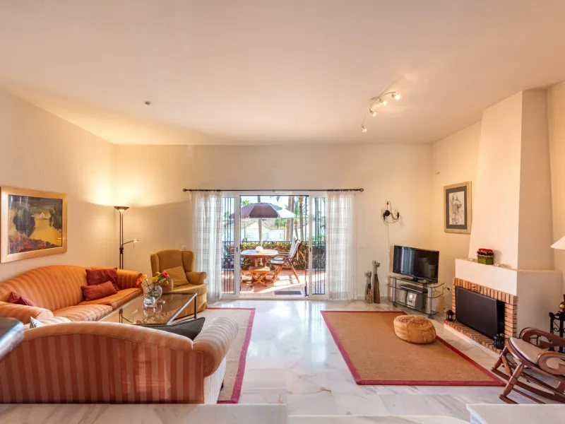 Bright South-Facing Townhouse in Monte Biarritz — Walk to the Beach and Amenities