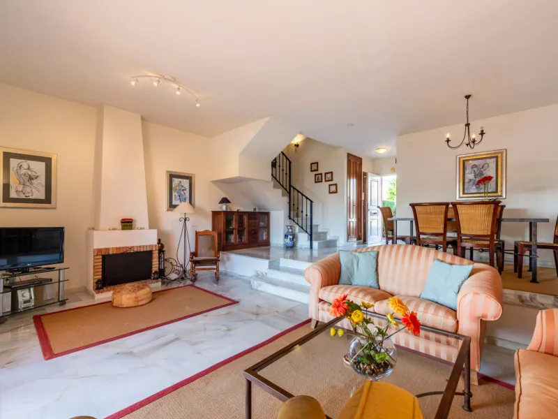 Bright South-Facing Townhouse in Monte Biarritz — Walk to the Beach and Amenities
