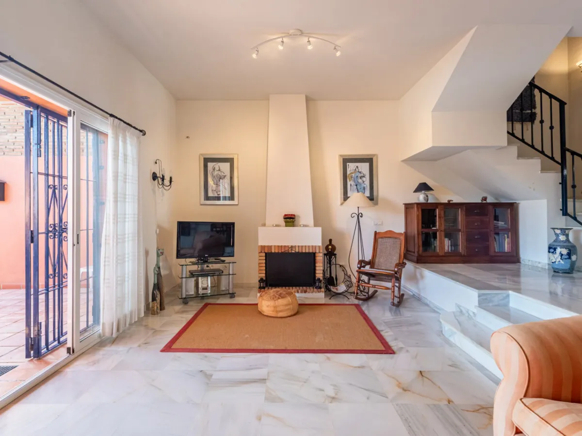 Bright South-Facing Townhouse in Monte Biarritz — Walk to the Beach and Amenities