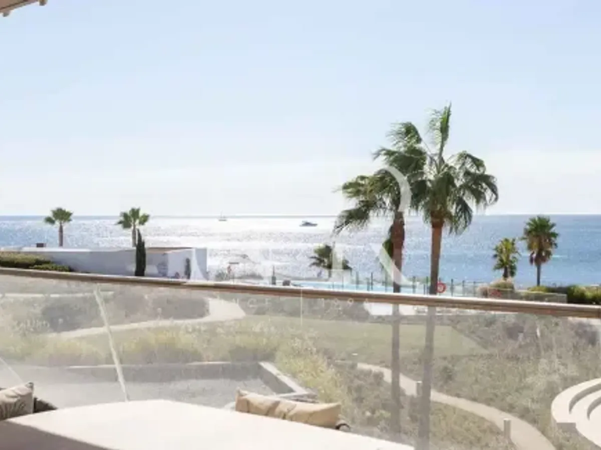 Beachfront apartment in Estepona for sale