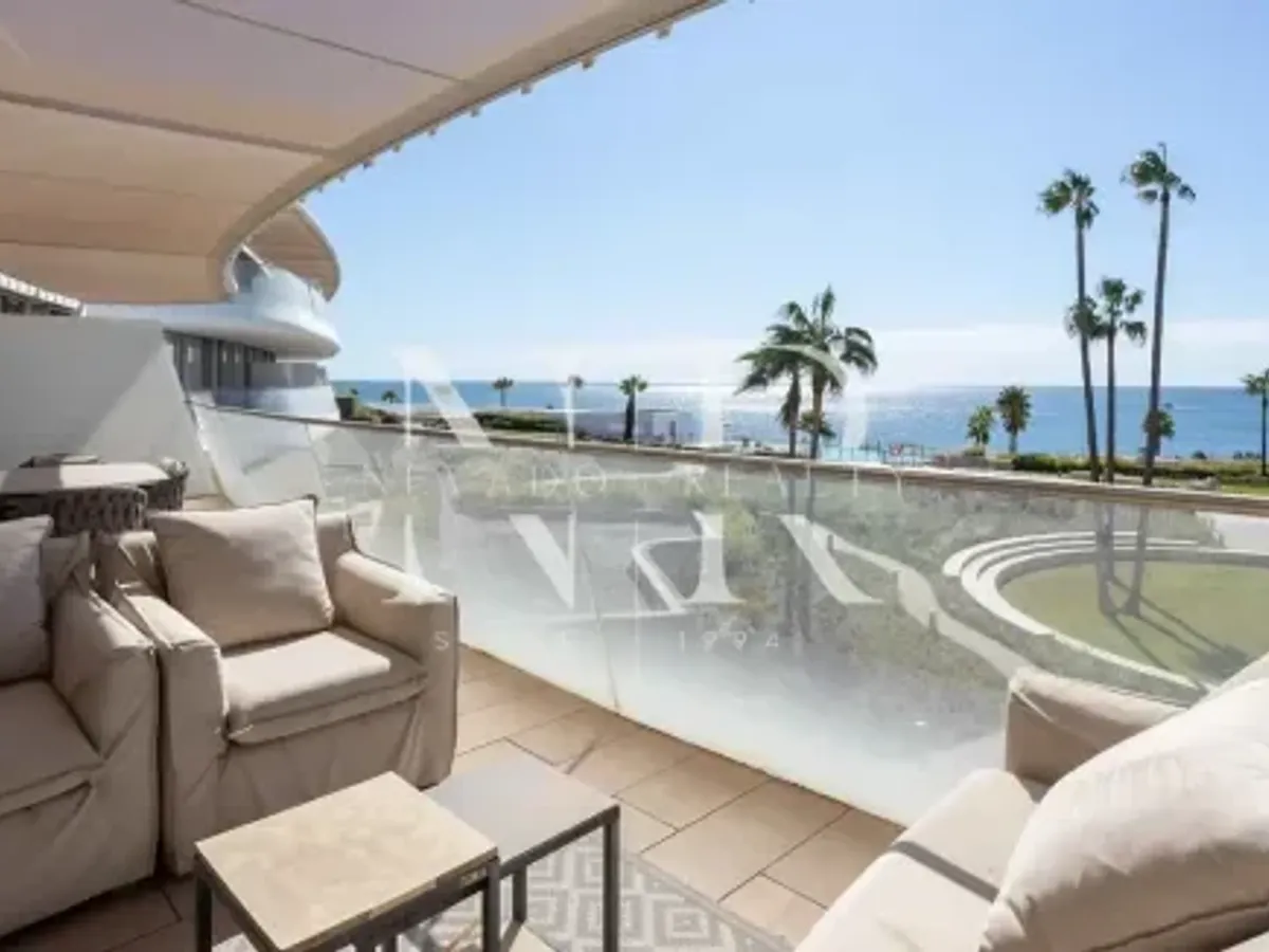 Beachfront apartment in Estepona for sale