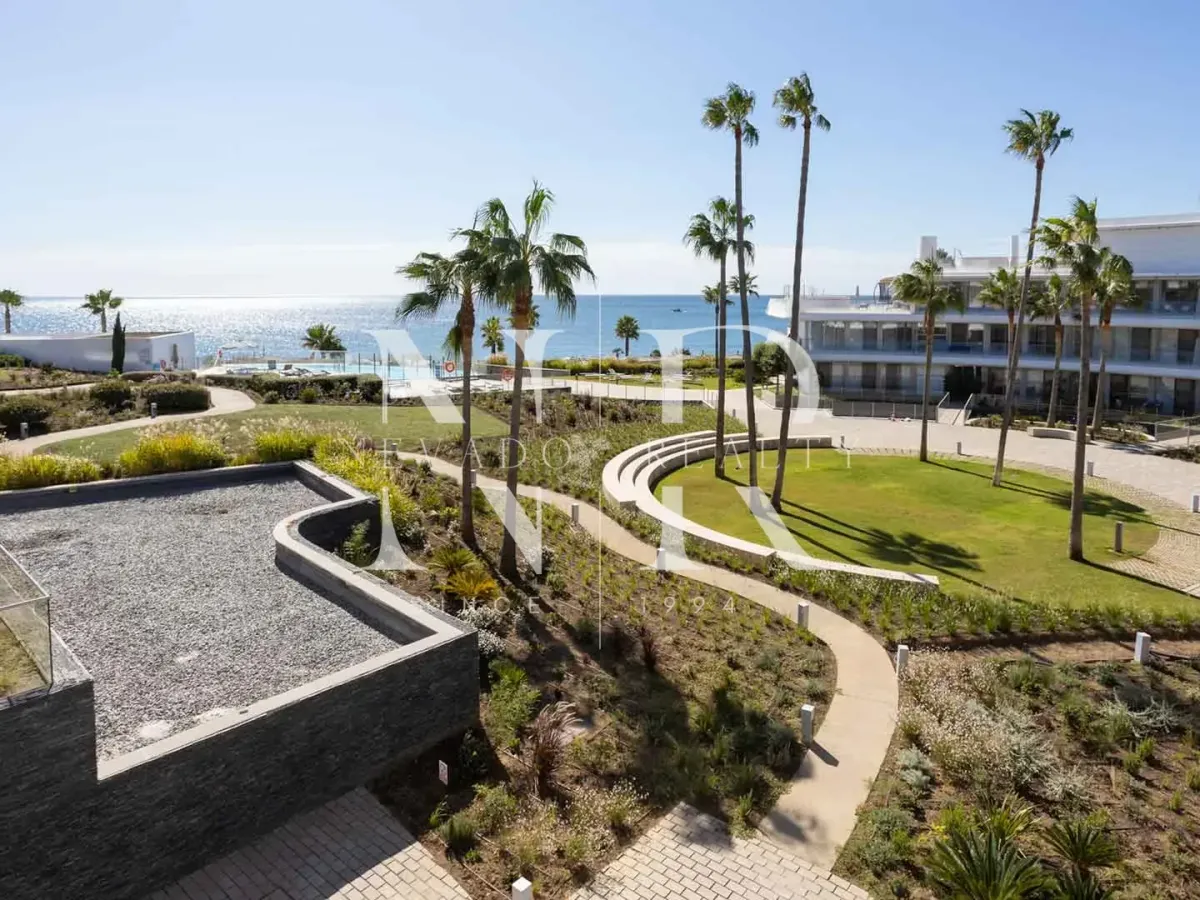 Beachfront apartment in Estepona for sale