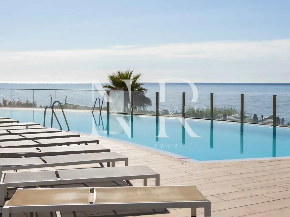 Beachfront apartment in Estepona for sale