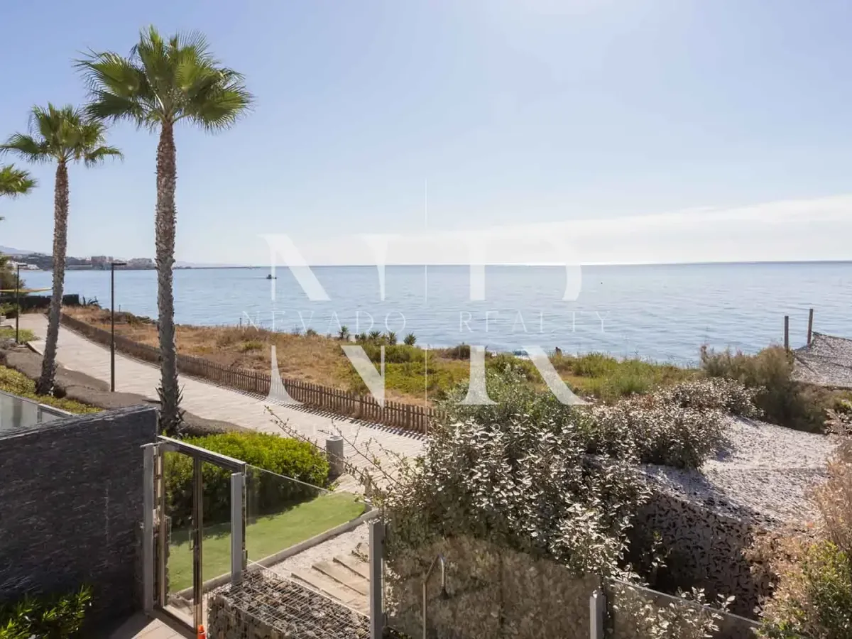 Beachfront apartment in Estepona for sale