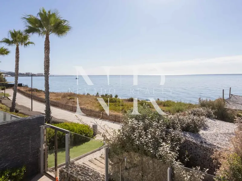 Beachfront apartment in Estepona for sale