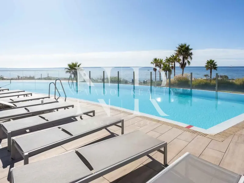 Beachfront apartment in Estepona for sale