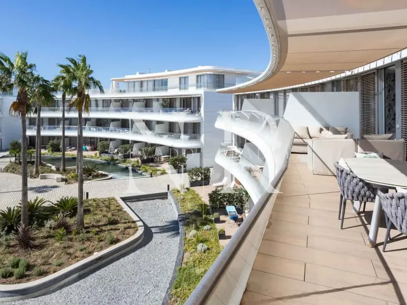 Beachfront apartment in Estepona for sale