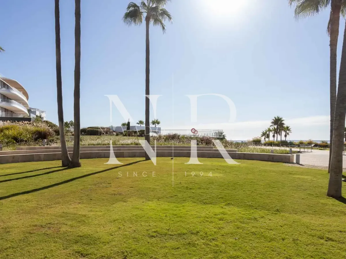 Beachfront apartment in Estepona for sale